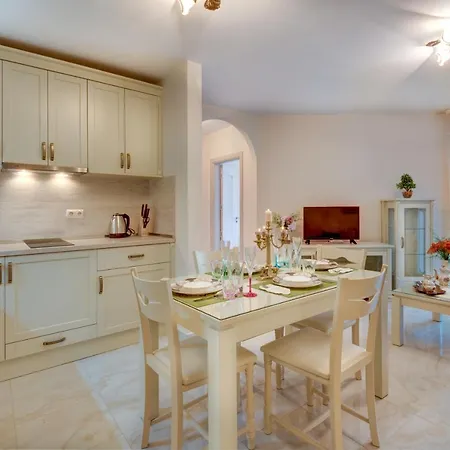 Artur Vip Club מלון דירות 4*