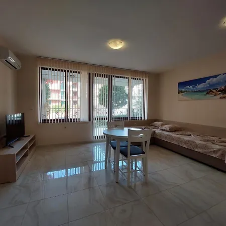 Artur Vip Club מלון דירות 4*